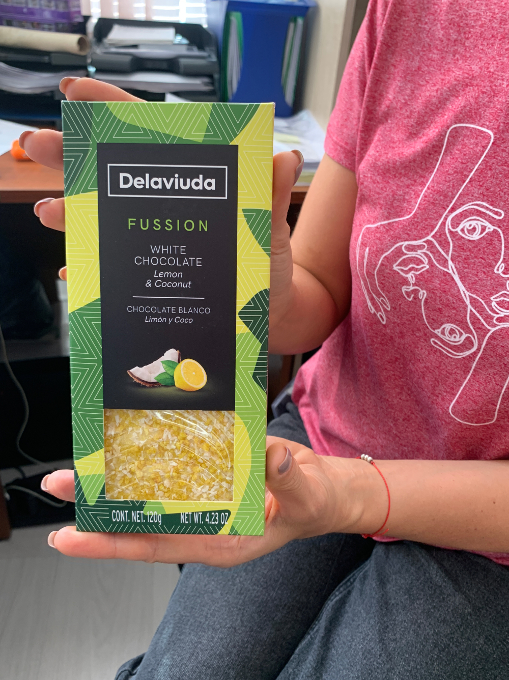 Белый шоколад Delaviuda с лимоном и кокосом 120 гр
