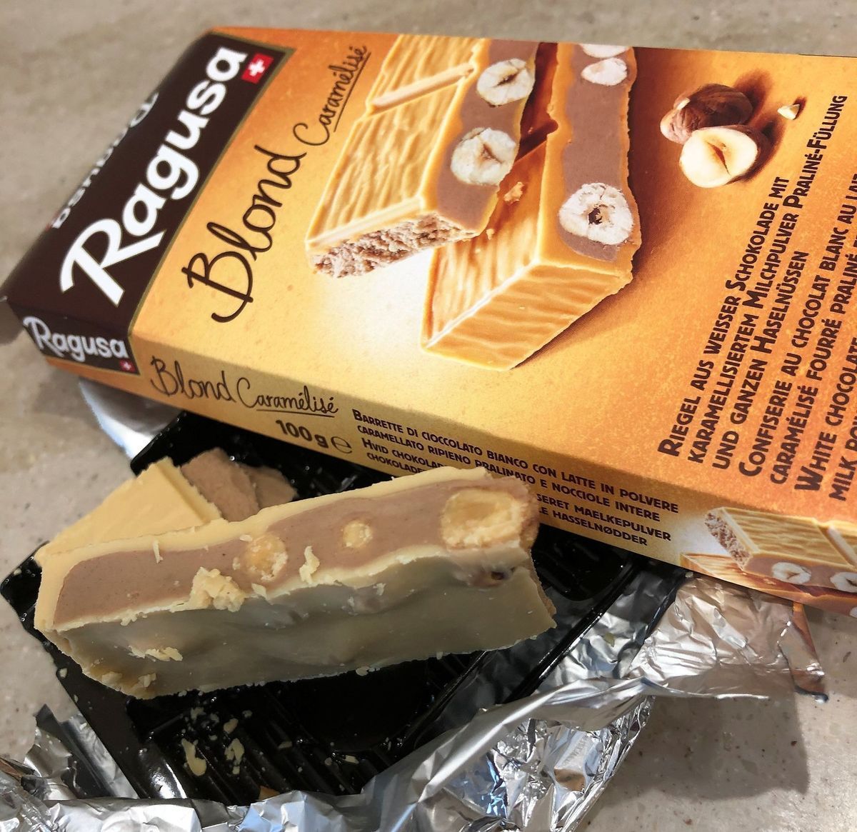 Белый шоколад Ragusa Blond с трюфельной начинкой и целыми лесными орехами 100г